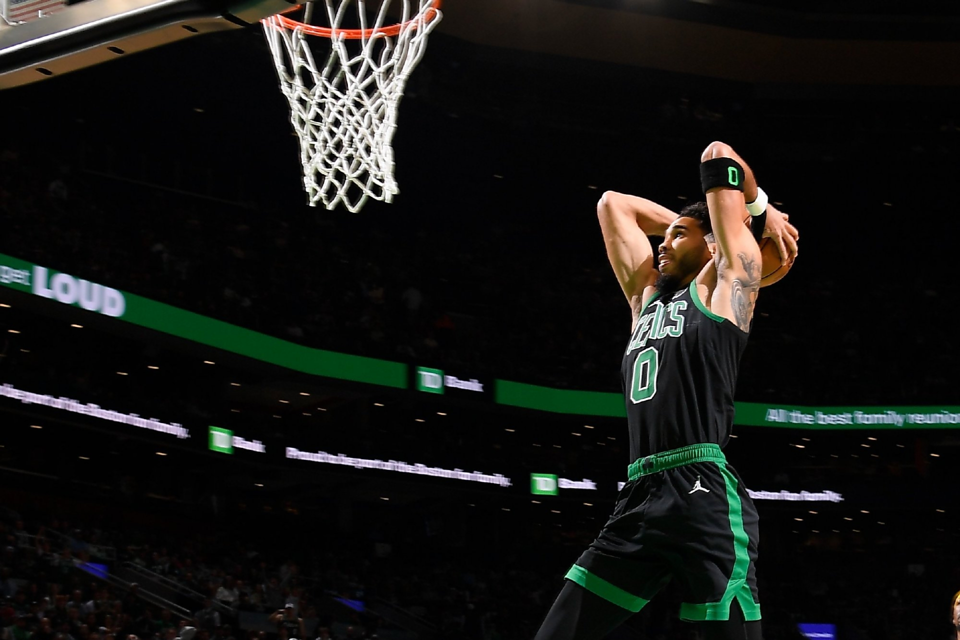 爱游戏入口-关于出色发挥引发热议！，塔图姆在老鹰比赛中大比分获胜比赛高潮迭起的信息