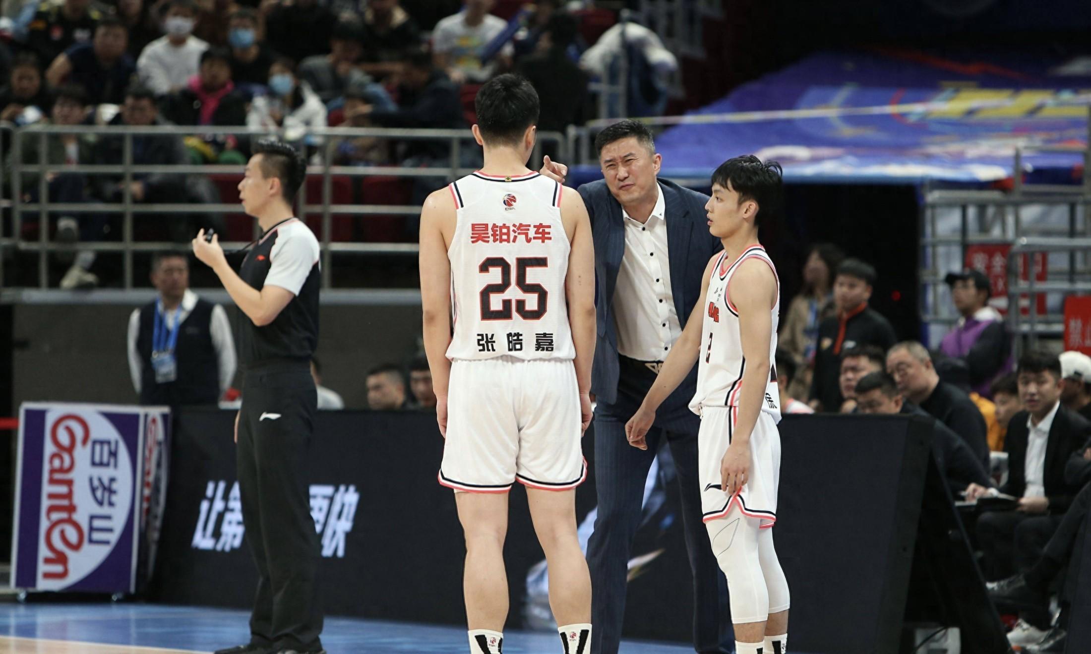 爱游戏-包含粤西战狼队对阵关中朱雀队，马拉松巡回赛惊险晋级，内线统治篮板——反击锐度十足的词条